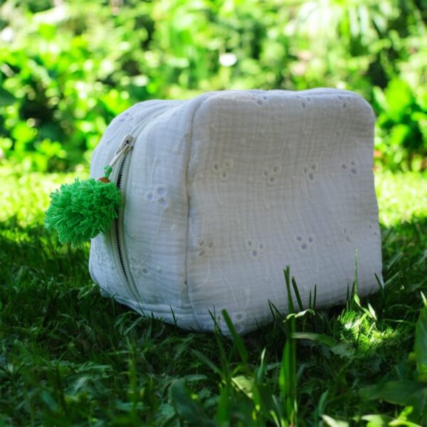 Trousse de toilette "Broderie anglaise"